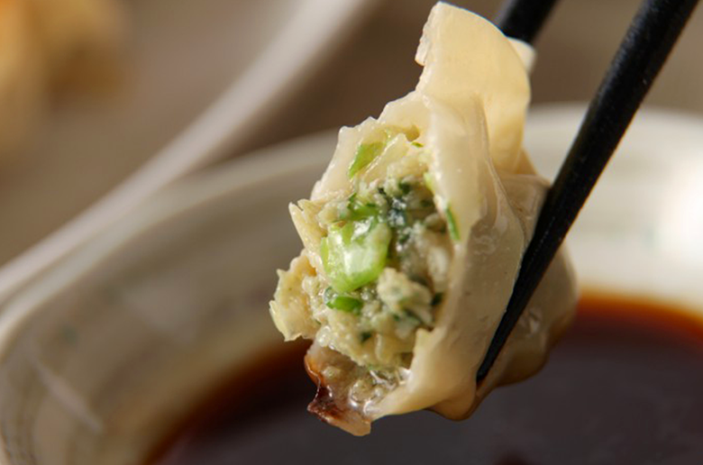 十勝清水で大切に育まれた
とかち桃花豚®をたっぷりの野菜と包んだ餃子