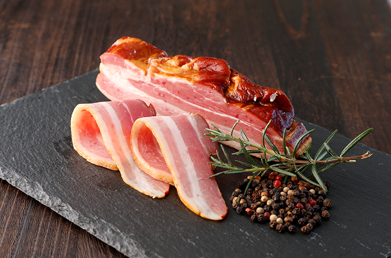 時間をかけてゆっくり熟成
トワ・ヴェール ハム製品の中で一番人気!