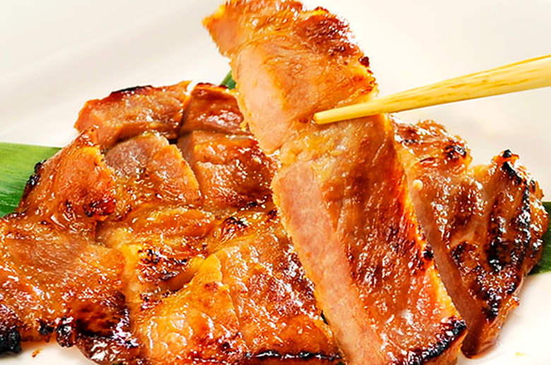 厚みのあるスライスで食べ応えあり
日本の米育ち三元豚の美味しさが濃厚に味わえる