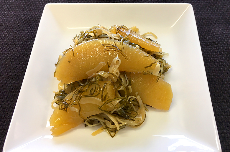 歯ごたえのよい数の子と
じっくり味付けしたいかや昆布を合わせた松前漬