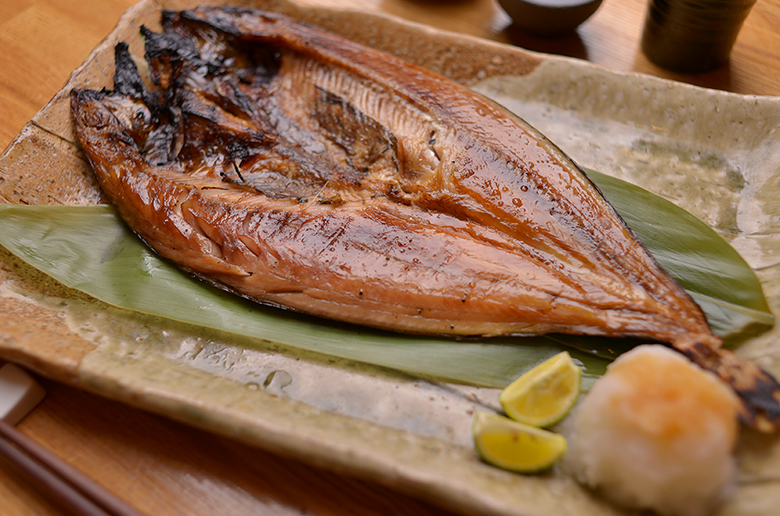 利尻島近郊の栄養豊富な海域で
荒波に揉まれて育った真ほっけの開き