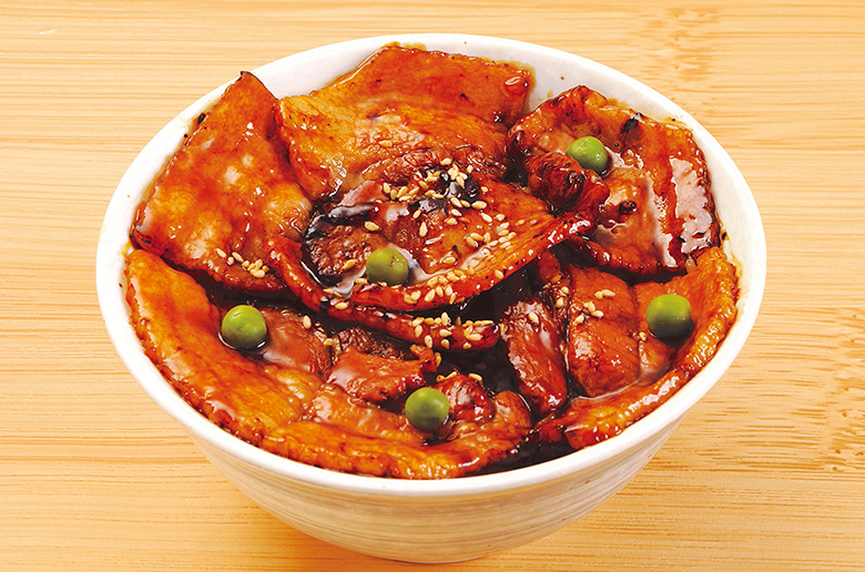 十勝清水町の青木ピッグファームで育てられた
ロース肉とバラ肉を使用した豚丼