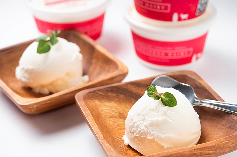 嶋木牧場の搾りたて生乳で作られた
ミルクたっぷりの生ソフトクリーム