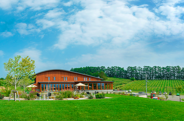 醸造蔵のまわりをワイン専用畑で取り囲んだ
北海道余市町にあるワイナリーのワイン