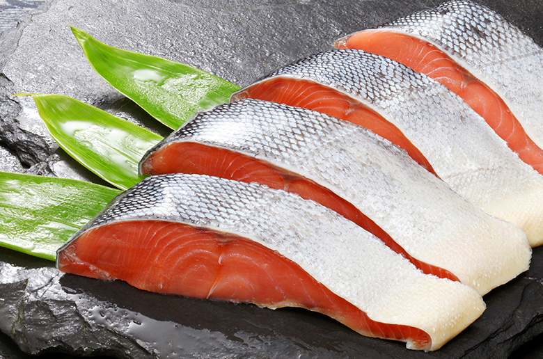 北海道浦河沖の定置網で水揚げされた
大型で銀毛のブランド秋鮭「銀聖」