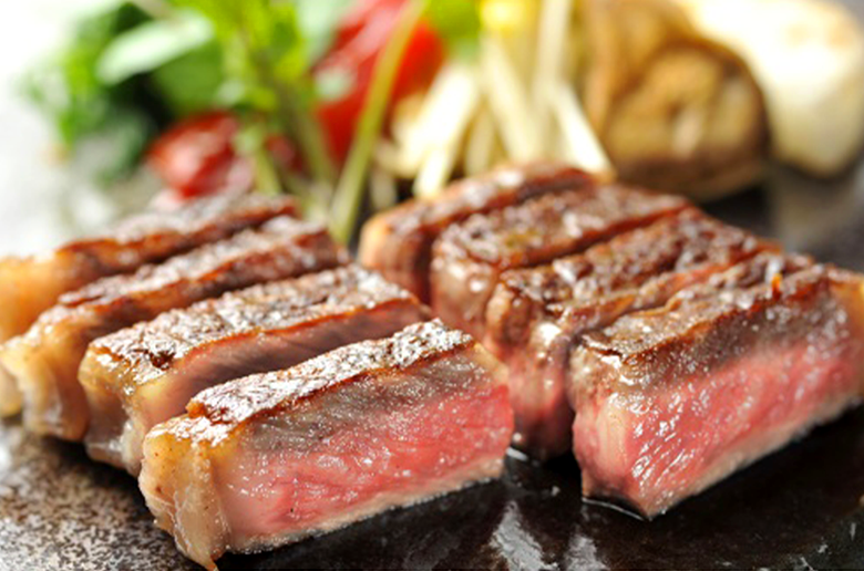 溢れ出る肉汁と
柔らかくジューシーな味わいをご堪能いただけます