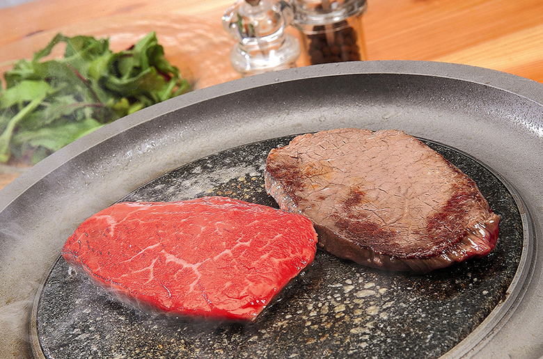 人肌で溶け出すような繊細なサシのある霜降り
まろやかな味わいが魅力