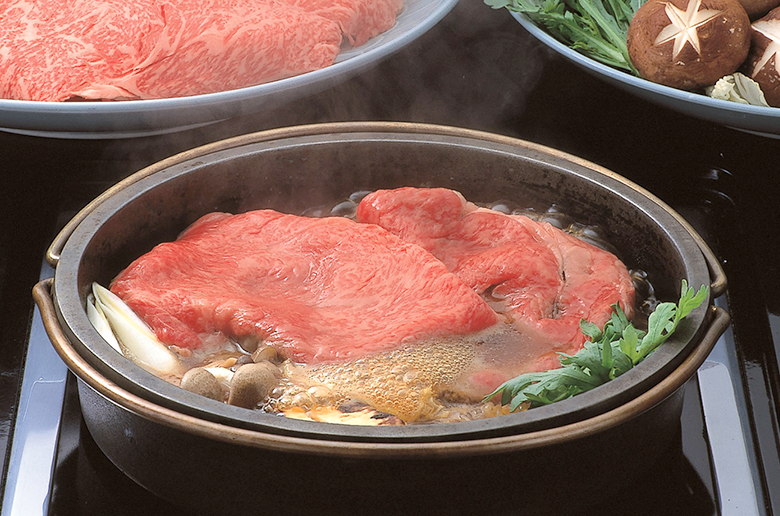 赤身特有の奥深い味わいのモモ
口どけ柔らかな霜降りロースの食べ比べ