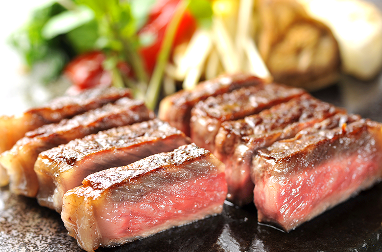 溢れ出る肉汁と
柔らかくジューシーな味わいをご堪能いただけます