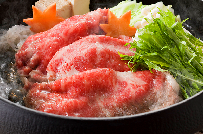 あっさりとした「うで肉」と
肉の旨味が味わえる「バラ肉」
2つの部位を同時にお楽しみいただけるすき焼き肉
