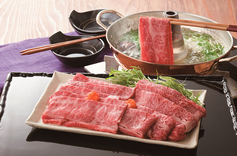 肉の芸術品「松阪牛」を
すき焼きとしゃぶしゃぶの食べ比べ