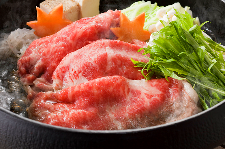 きれいな霜降りの肩ロースをすき焼き用で
ヘルシーなモモ肉と旨みのあるバラ肉を焼肉用でカット