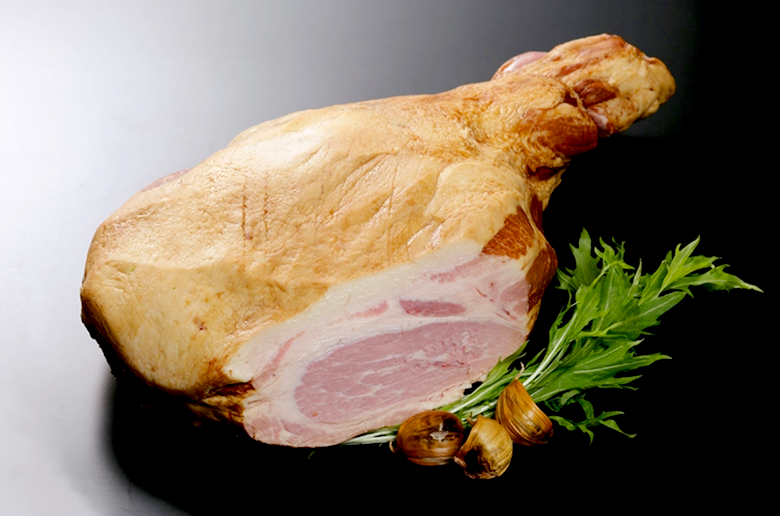 北海道産の厳選した豚の腕肉を
長時間低温で塩漬・熟成し、じっくりスモーク