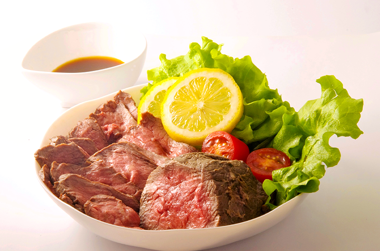 人気の北海道産牛ローストビーフや
職人がじっくり燻煙したハム・ベーコンとのセット