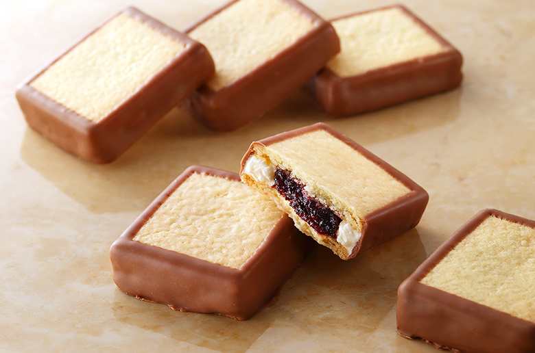 北海道特産物ハスカップを使用したジャムを
薄焼きクッキーでサンド