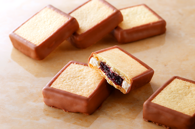 北海道特産物ハスカップを使用したジャムを
薄焼きクッキーでサンド