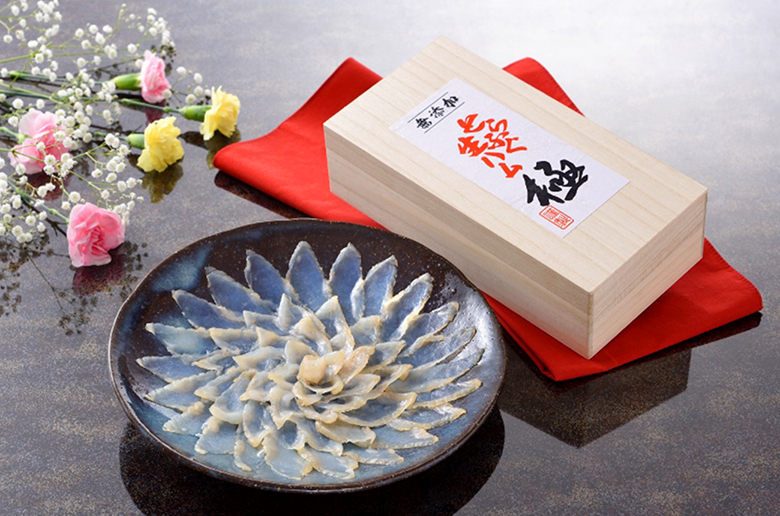 ふぐの食感を最大限引き出した高級おつまみ
辛口の白ワインや、さっぱりとした日本酒にも良く合う