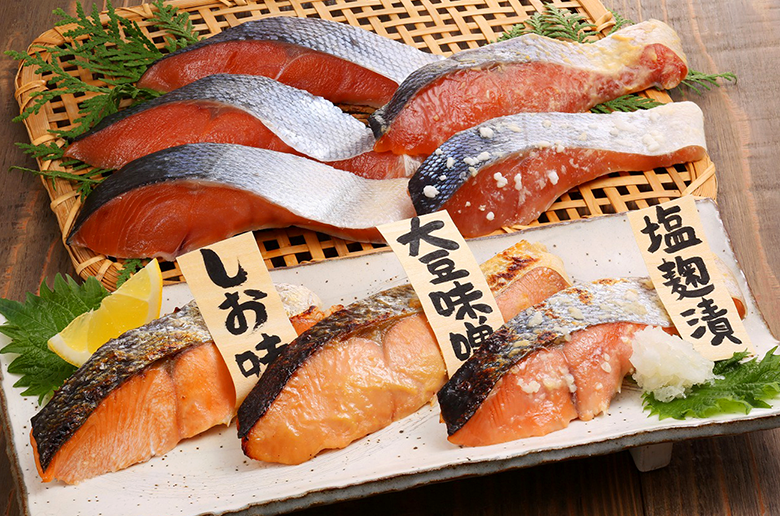 北海道浦河沖の定置網で水揚げされた
大型で銀毛のブランド秋鮭「銀聖」切身セット