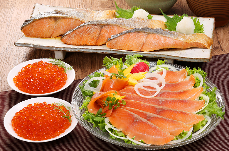 北海道浦河沖の定置網で水揚げされた
大型で銀毛のブランド秋鮭「銀聖」づくし