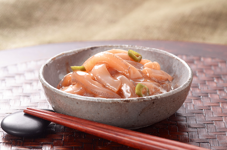 北海道産の旨味豊かな
「真いか(スルメイカ)」の耳と胴肉のみを使用