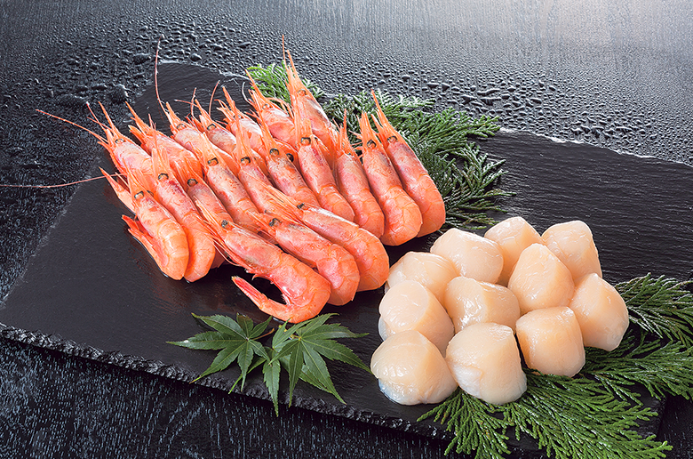 甘えびの一大産地である羽幌町の漁師「蝦名漁業部」が
鮮度の良いえびを見定めた逸品
ホタテもセットにしてお届け