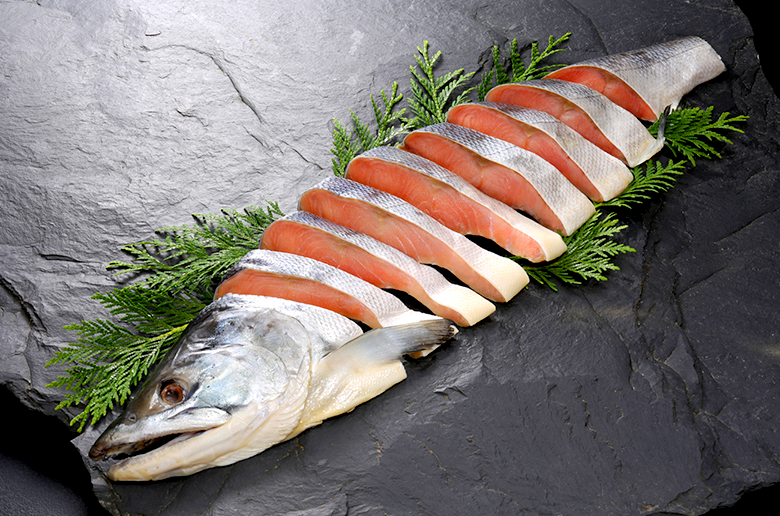 身が引き締まりうま味成分が凝縮された秋鮭
使いやすい半身タイプ