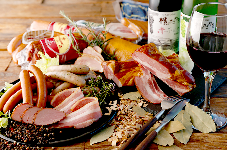 北海道産の良質な豚肉を使用
天然腸のパリッとした食感が魅力の
ソーセージとベーコン・ハムの詰め合わせ